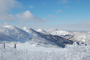 山頂からの絶景です。天候に恵まれると鳥海山、岩手山をも見降ろすことができます。