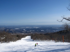 蔵王連峰を背に太平洋沿岸を一望する絶景のゲレンデ